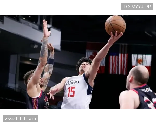 戴维斯边路突破建功，助球队关键取胜状态回暖引关注